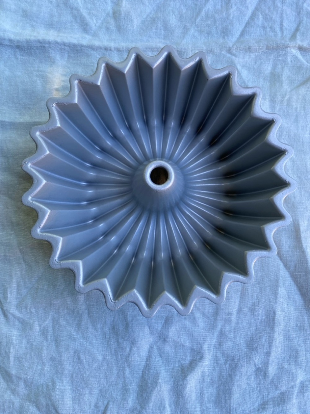 Nordic Ware 10 cup Brilliance gold bundt cake pan - Picture 4 of 4